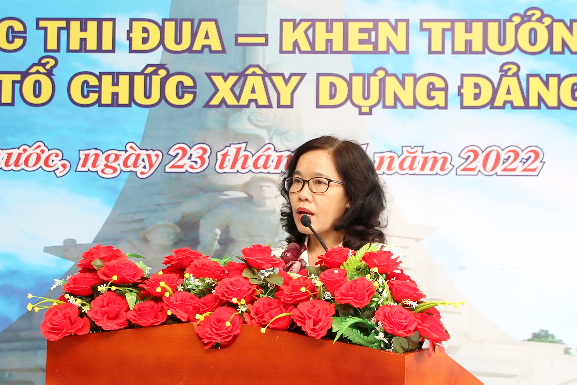 Đồng chí Nguyễn Thị Yến Mai – UVBTV Tỉnh ủy, Trưởng Ban Tổ chức Tỉnh ủy Tây Ninh, Cụm trưởng Cụm thi đua số 4 phát biểu khai mạc Hội nghị (Ảnh: H.Hào).